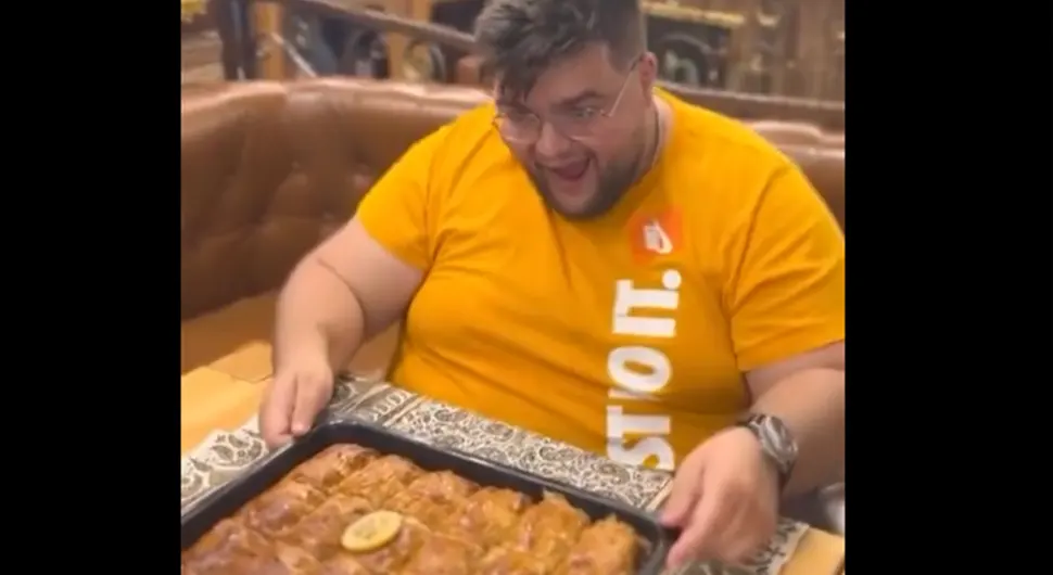 Pojeo cijelu tepsiju baklave u restoranu (VIDЕO)