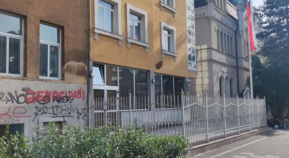 Ambasada Srbije o vandalskom činu u Sarajevu: Počinioce identifikovati i privesti pravdi!