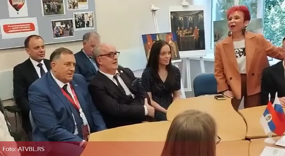 Ученици руске школе запјевали Додику пјесму 'Ружо румена'