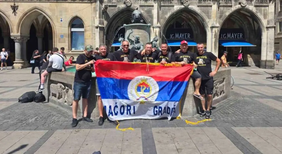 На Марјанплацу развили заставу Српске - Градишки Мачори стигли у Минхен да бодре Србију