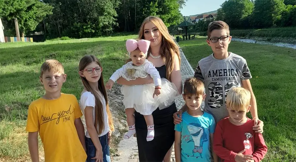 Слика године: Миљану на матуру испратило шест браће и сестара
