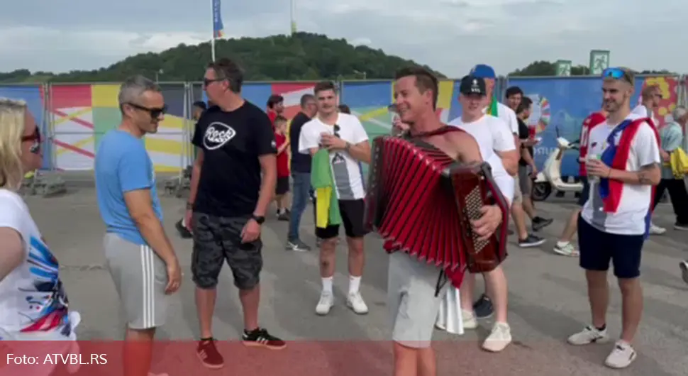 Srbi nakon utakmice razvukli harmoniku pa zapjevali sa Slovencima: Bolje da ste dali gol u 50.