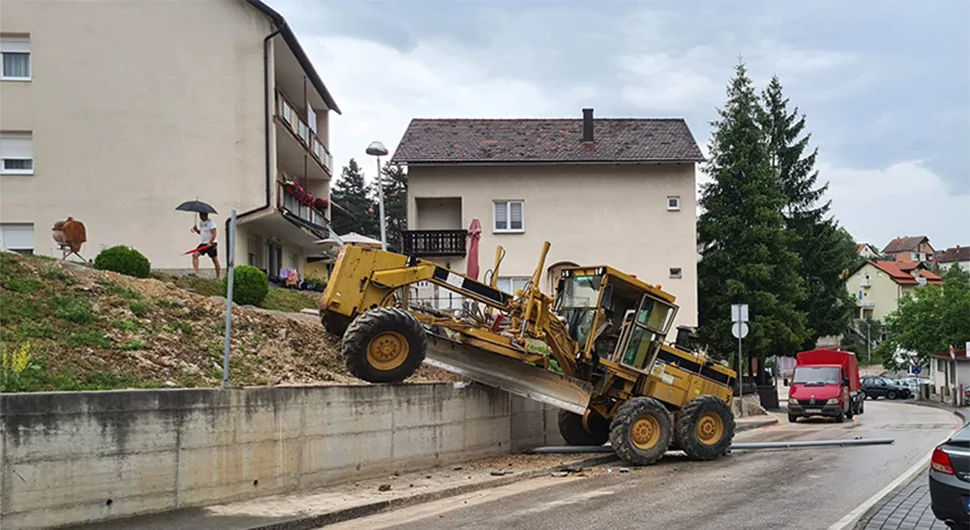 Drama u Prozoru: Greder sletio s puta, vozač povrijeđen