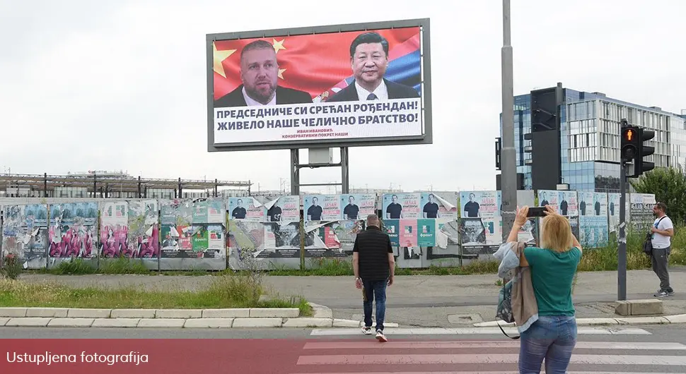 U Beogradu i Novom Sadu bilbordi povodom rođendana Si Đinpinga