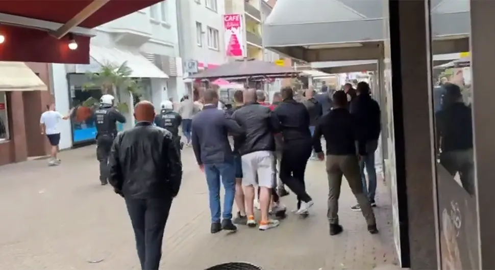 Tuča Srba i Еngleza u Njemačkoj: Letjele stolice