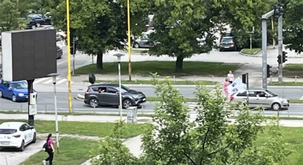 Iz auta u svadbenoj koloni pucali na zgrade i most za pješake: Drama u Tuzli