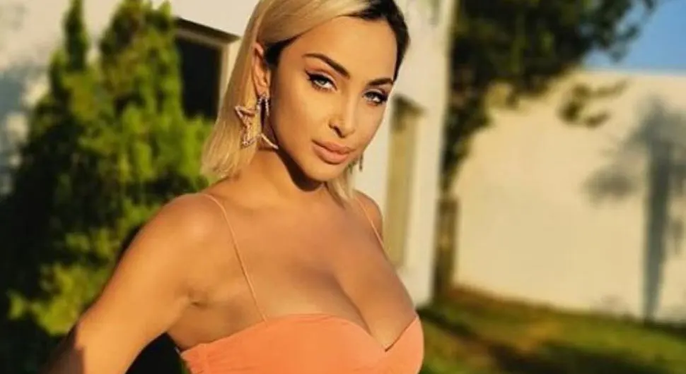 Маја Беровић се ''просула'' на бини! Пјевачица завршила на леђима
