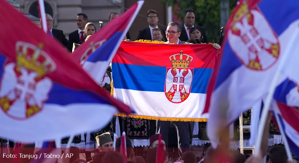 Vučić na Trgu republike razvio srpsku zastavu