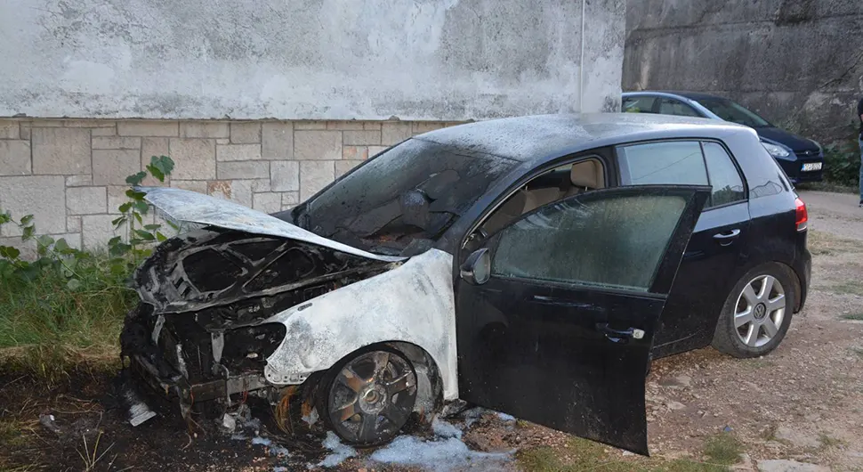 Pogledajte slike: Zapaljeno vozilo policijskog službenika