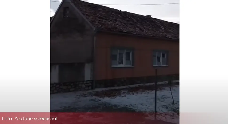 Ljudi sa suzama u očima gledaju kuće koje je uništilo nevrijeme