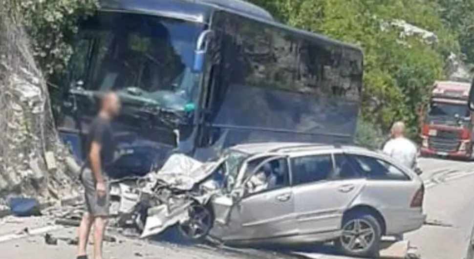 Језив судар аутобуса и мерцедеса, погинуо мушкарац
