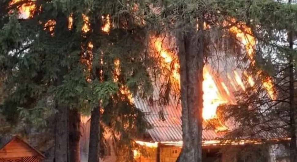 Гром запалио викендицу: Невријеме направило штету у БиХ