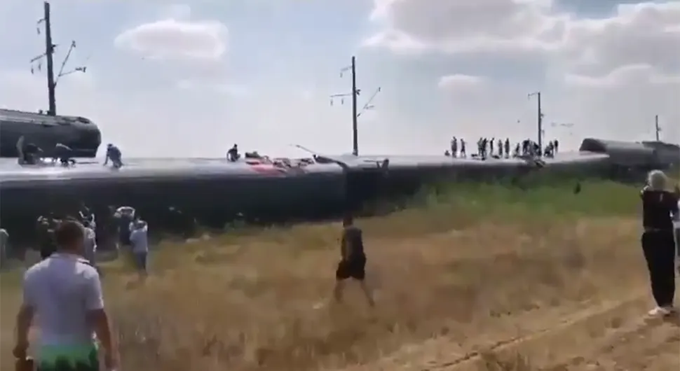 Voz sa hiljadu putnika se prevrnuo nakon sudara s kamionom