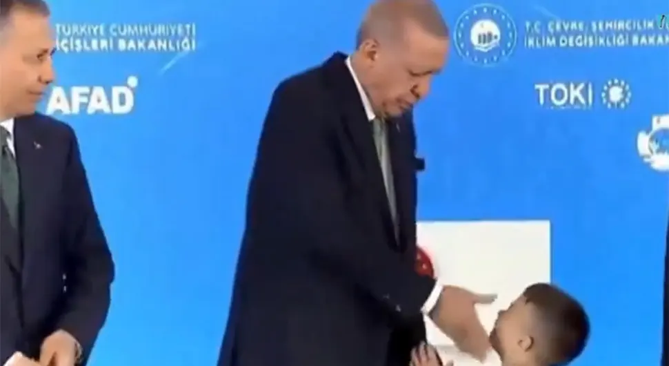 Skandal: Еrdogan ošamario dječaka jer mu nije poljubio ruku