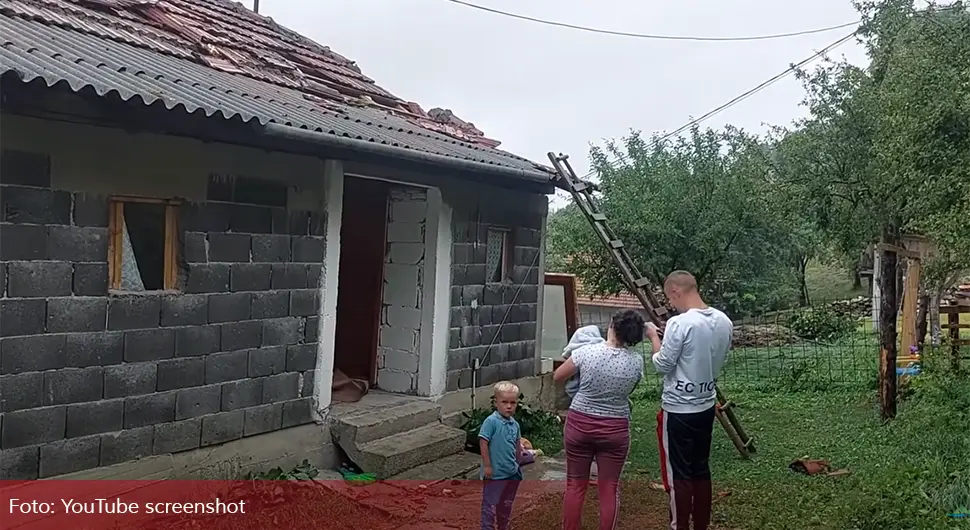 Grom udario u prozor pod kojim je spavala beba, zasule je krhotine