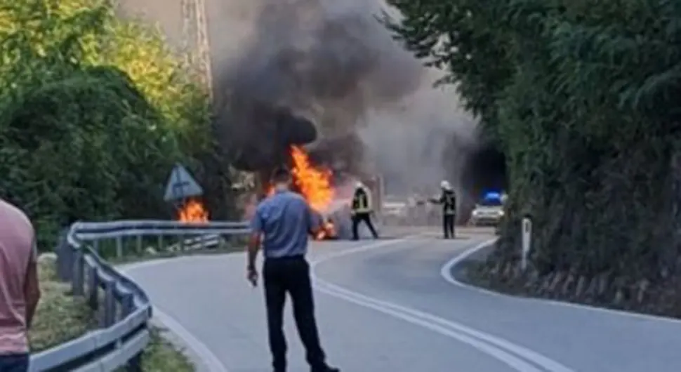 Запалио се комби код Јабланице