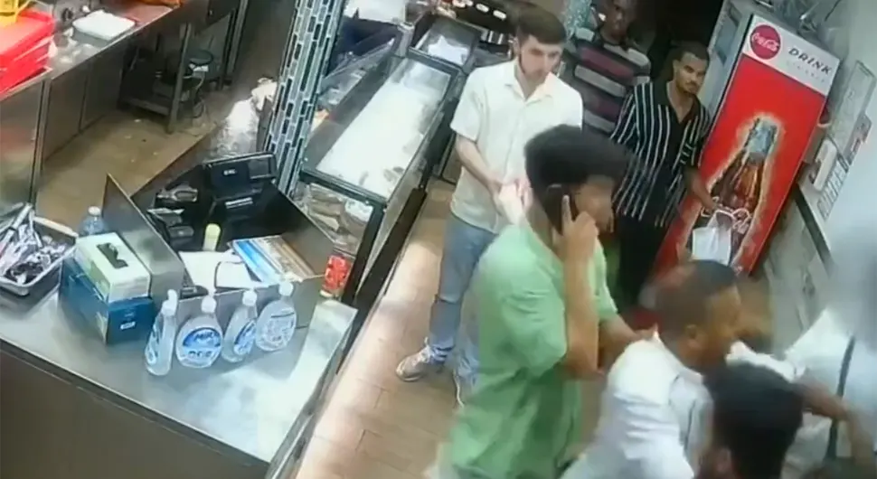 Snimljeno kada je djevojka u kafiću rekla da je silovana - gosti napadaju osumnjičenog