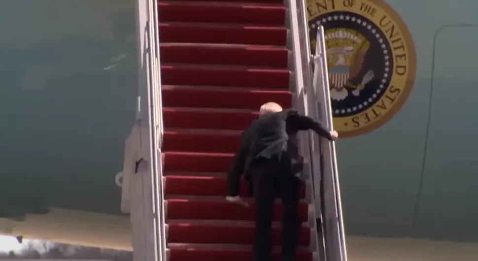 Bajden zaostaje za Trampom prema anketama