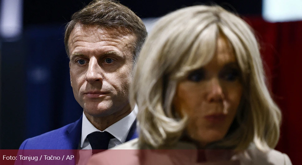 Скандал! Макрону супруга залијепила шамарчину: Камере снимиле све!