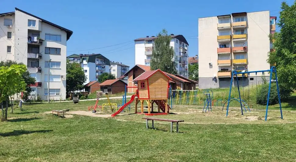Пас луталица угризао дјевојчицу на игралишту!