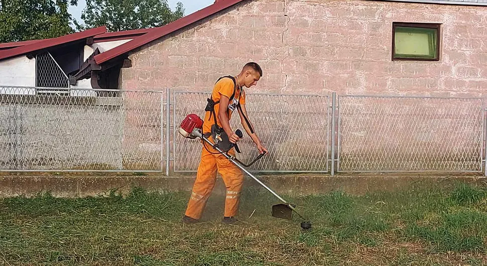 Humanost na djelu: Mladi Luka zaradom od uslužnog košenja pomaže drugu Đorđu u liječenju