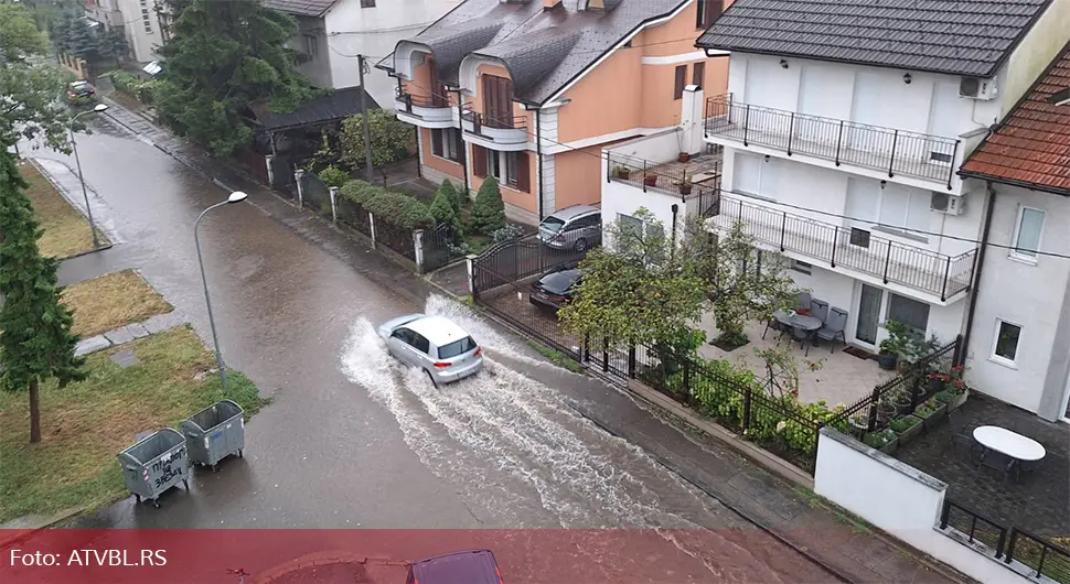 Jako nevrijeme u Banjaluci, ulice pod vodom