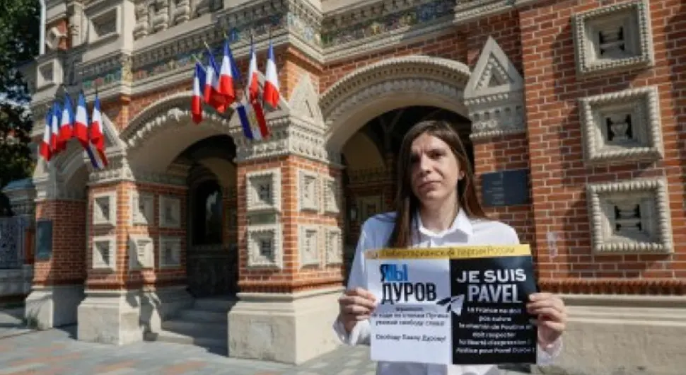 Ispred francuske ambasade u Moskvi skup podrške osnivaču 