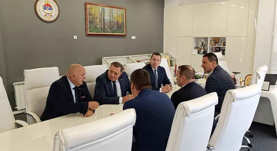 Предсједник Српске се састао са Ћосићем: Обишли мјесто радова на реконструкцији и изградњи Ректората и Музичке академије