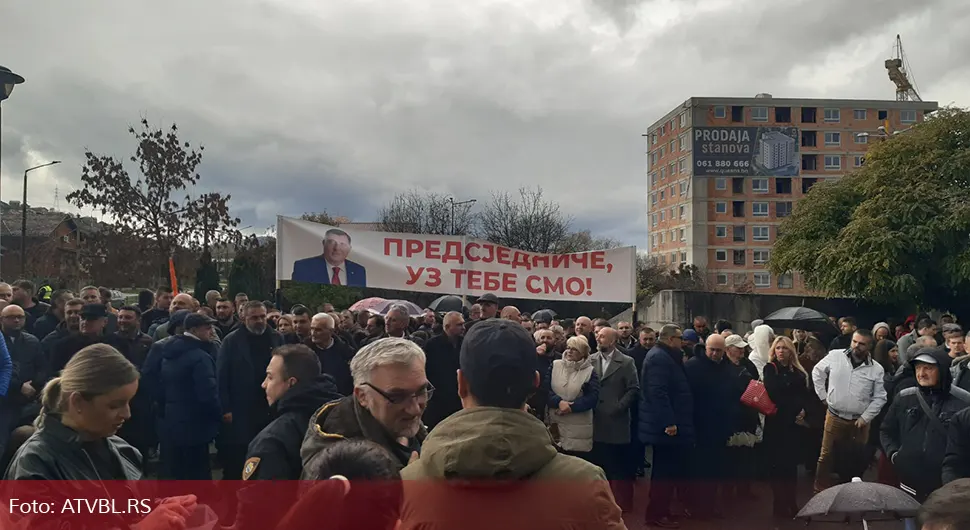 Podrška predsjedniku Dodiku i Lukiću ispred Suda BiH: ''Svi smo mi Republika Srpska''