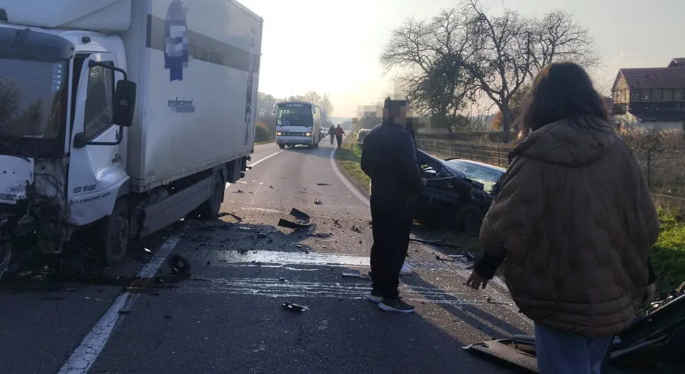 Sudar na putu Bijeljina-Ugljevik, automobil završio u kanalu