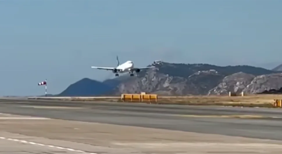 Drama u Dubrovniku: Bura ''nosila'' avion