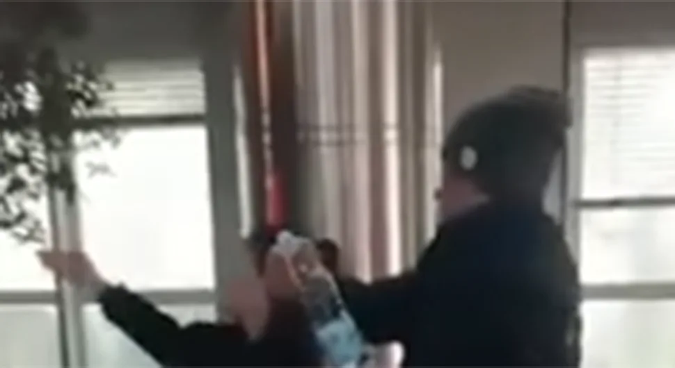 Drama ispred Urgentnog: Vojin Ćetković u klinču sa novinarkom