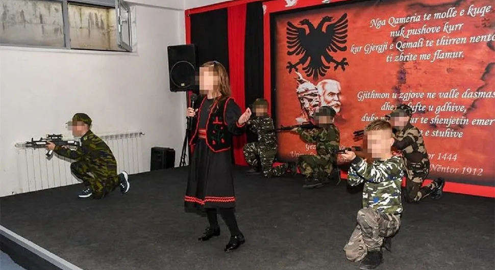 Monstruozno! Albanci natjerali djecu da nose puške i uniforme u školskoj predstavi