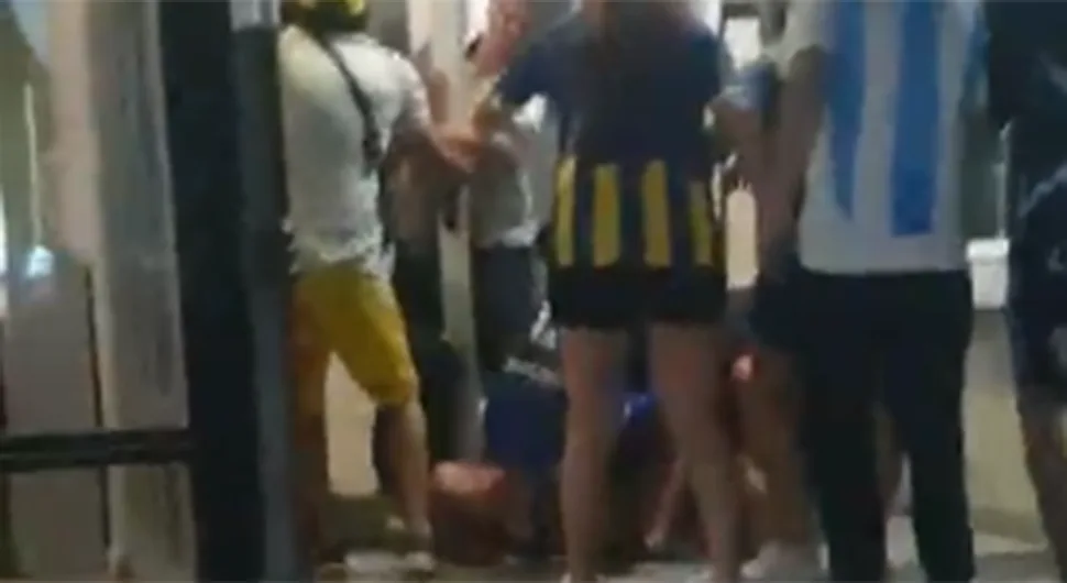 УЗНЕМИРУЈУЋЕ Навијачи свирепо убијени, крвава тијела на улици!