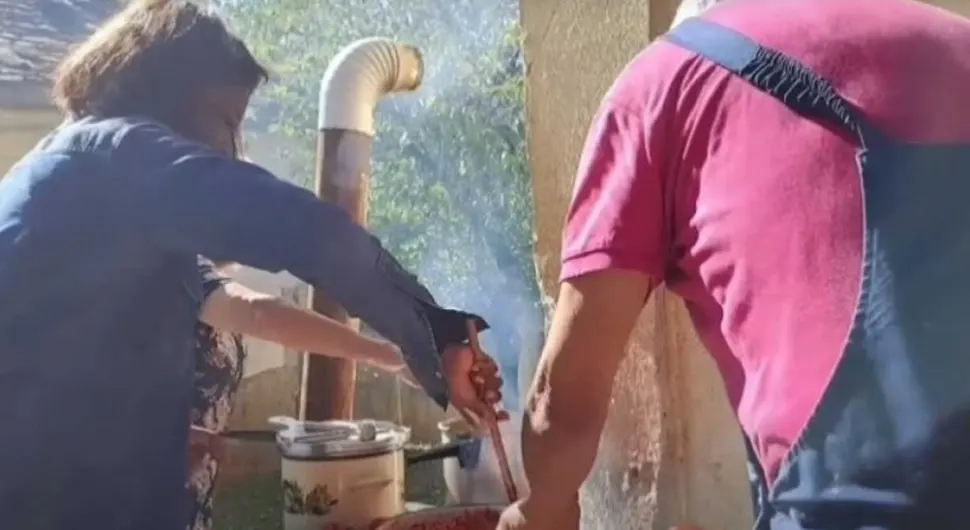 Srpska snajka iz plemena Zulu pokazala kako se pravi ajvar: ''Еj draga, draga''