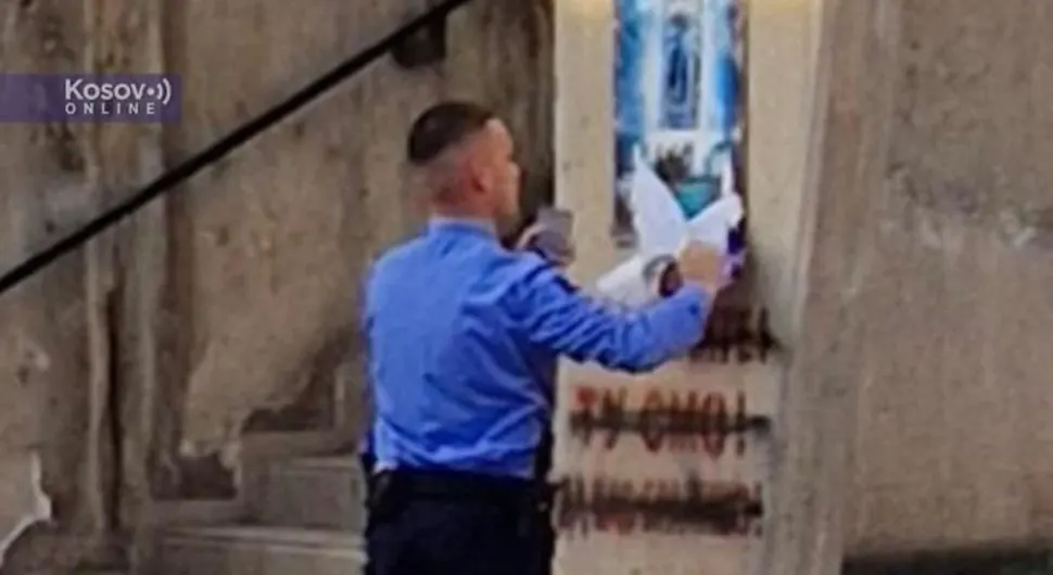 Tzv. kosovska policija kida plakate podrške Donaldu Trampu
