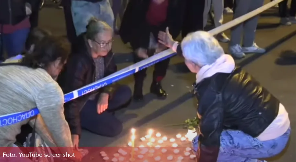 Potresne scene u Novom Sadu: Građani pale svijeće za poginule u tragediji