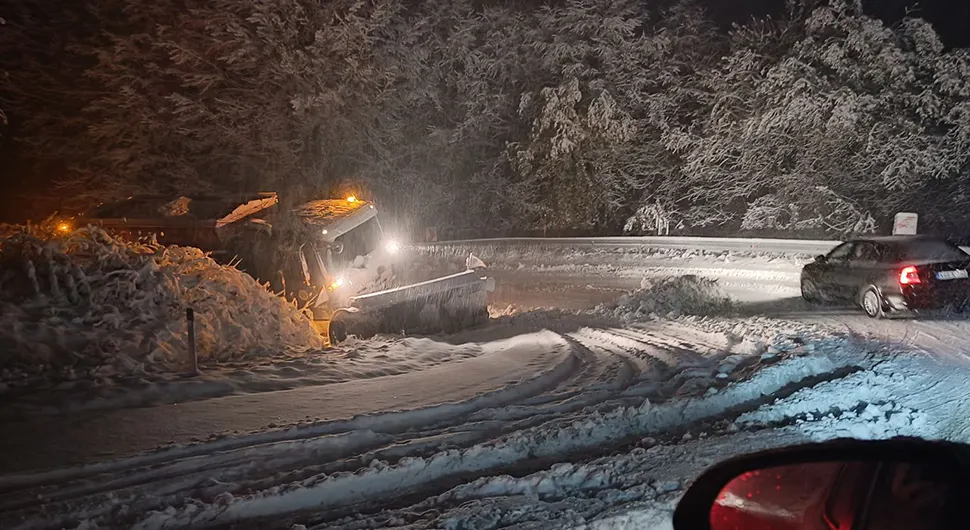 Snijeg već pravi probleme u Banjaluci: Grtalica sletjela sa puta