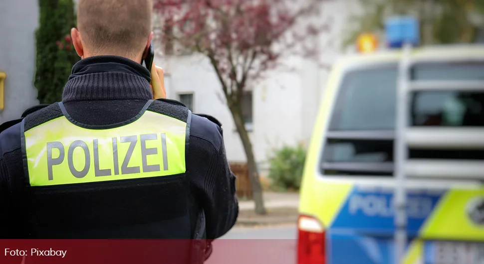 Upucan muškarac ispred tržnog centra u Berlinu