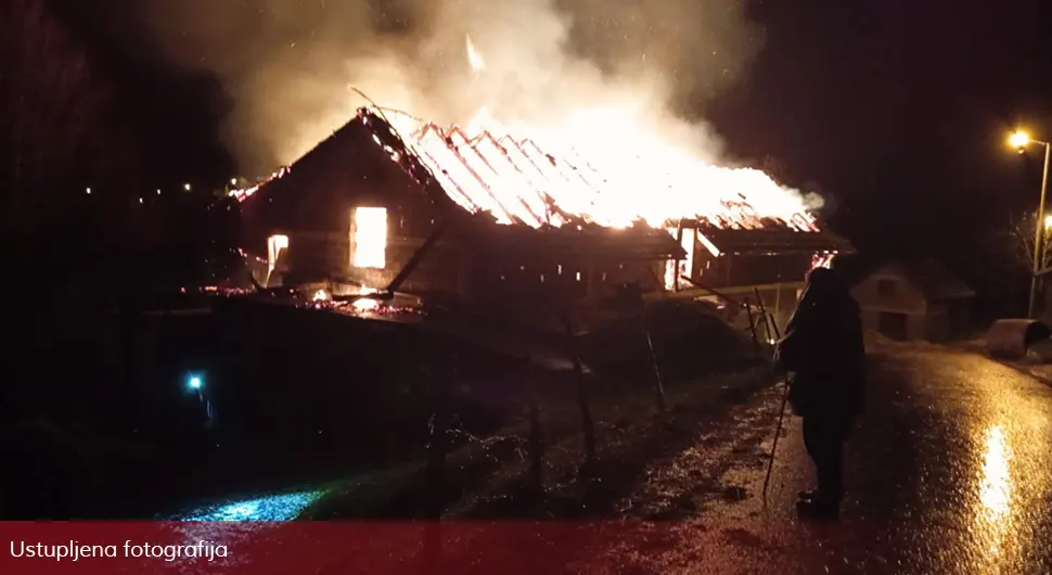 Izbio veliki požar: Izgorjela štala, vatrogasci se pet sati borili sa vatrenom stihijom