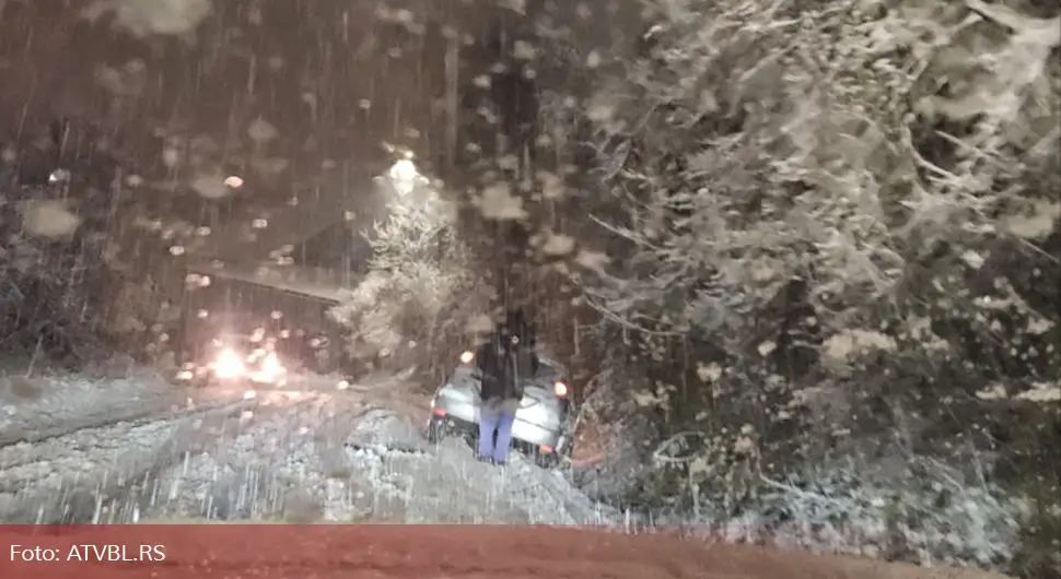 Snijeg napravio haos u Banjaluci: Vozila u kanalu, mnogi ''zaglavljeni'' zbog ljetnih guma