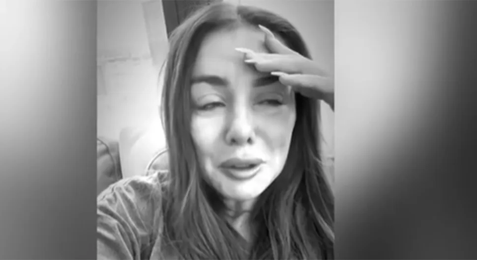Plače dok je priključena na infuziju: Bivša supruga Janisa Time završila u bolnici