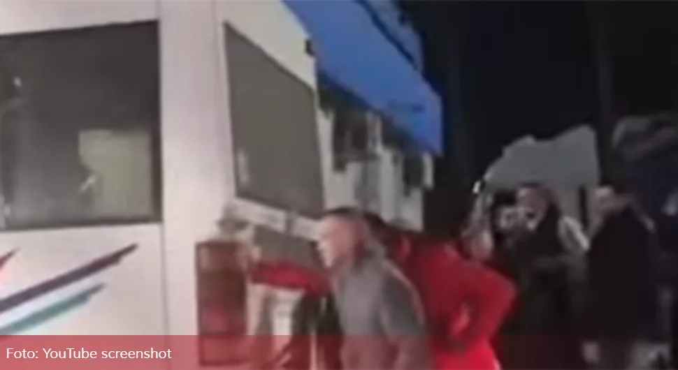 Nesvakidašnja scena na graničnom prelazu Gradiška: Putnici gurali autobus