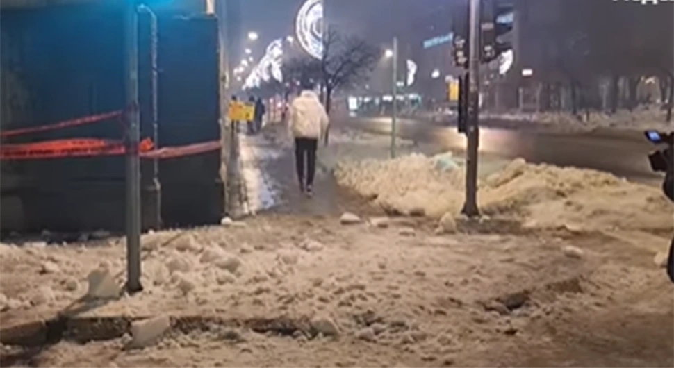 Užas u Banjaluci: Snijeg sa Gradske uprave pao na dijete - VIDЕO
