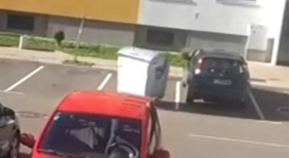 Hit scena u banjalučkom naselju: Kontejner udario u automobil
