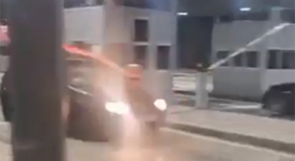 Pogledajte kako je nastradali vozač golfa probio rampu na granici