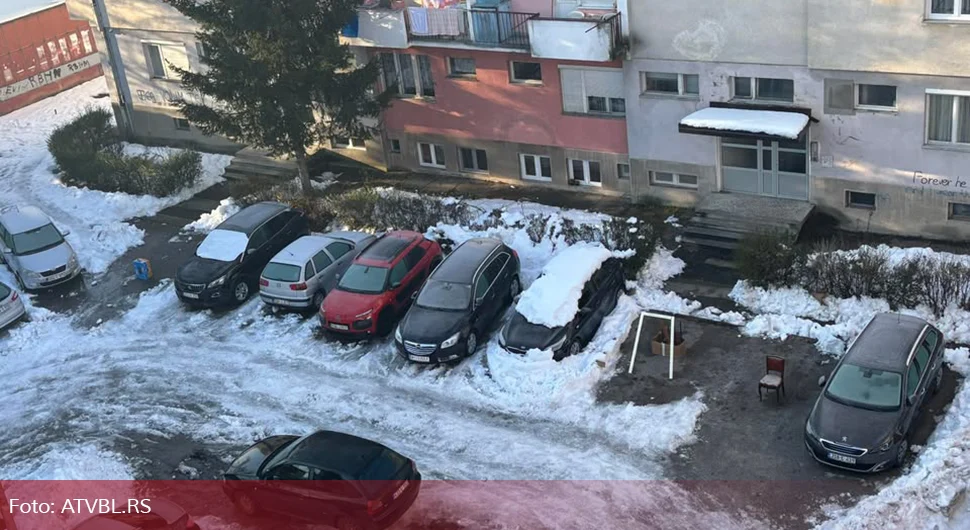 Само у Бањалуци: Погледајте како возачи 'чувају' паркинг мјесто