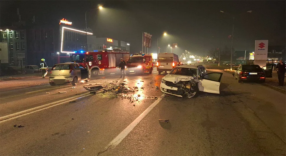 Žestok sudar u Banjaluci: Intervenisali vatrogasci
