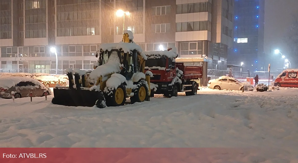 Stanivukoviću, da li ovaj bager služi samo za napad na policiju, ili može i za snijeg?