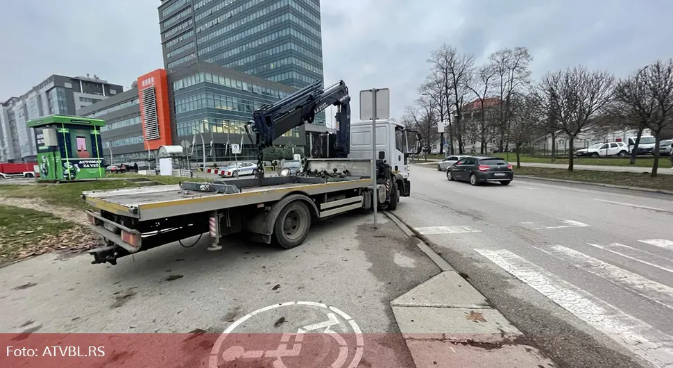 Помјерено ''паук'' возило са Tрга Rепублике